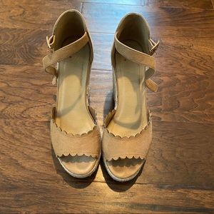 VICI: Siri Scallopied Wedges